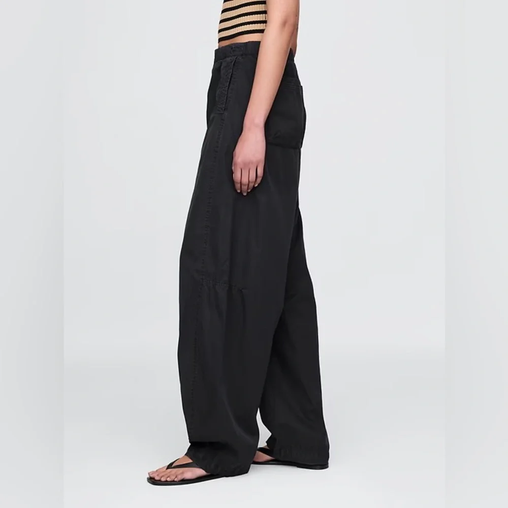 NWT! GAP Black Mid Rise Barrel Parachute Pants - 771394 🩷 - Picture 3 of 5